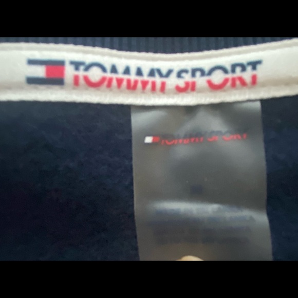 Tommy Hilfiger off the shoulder crop jumper - Picture 3 of 3